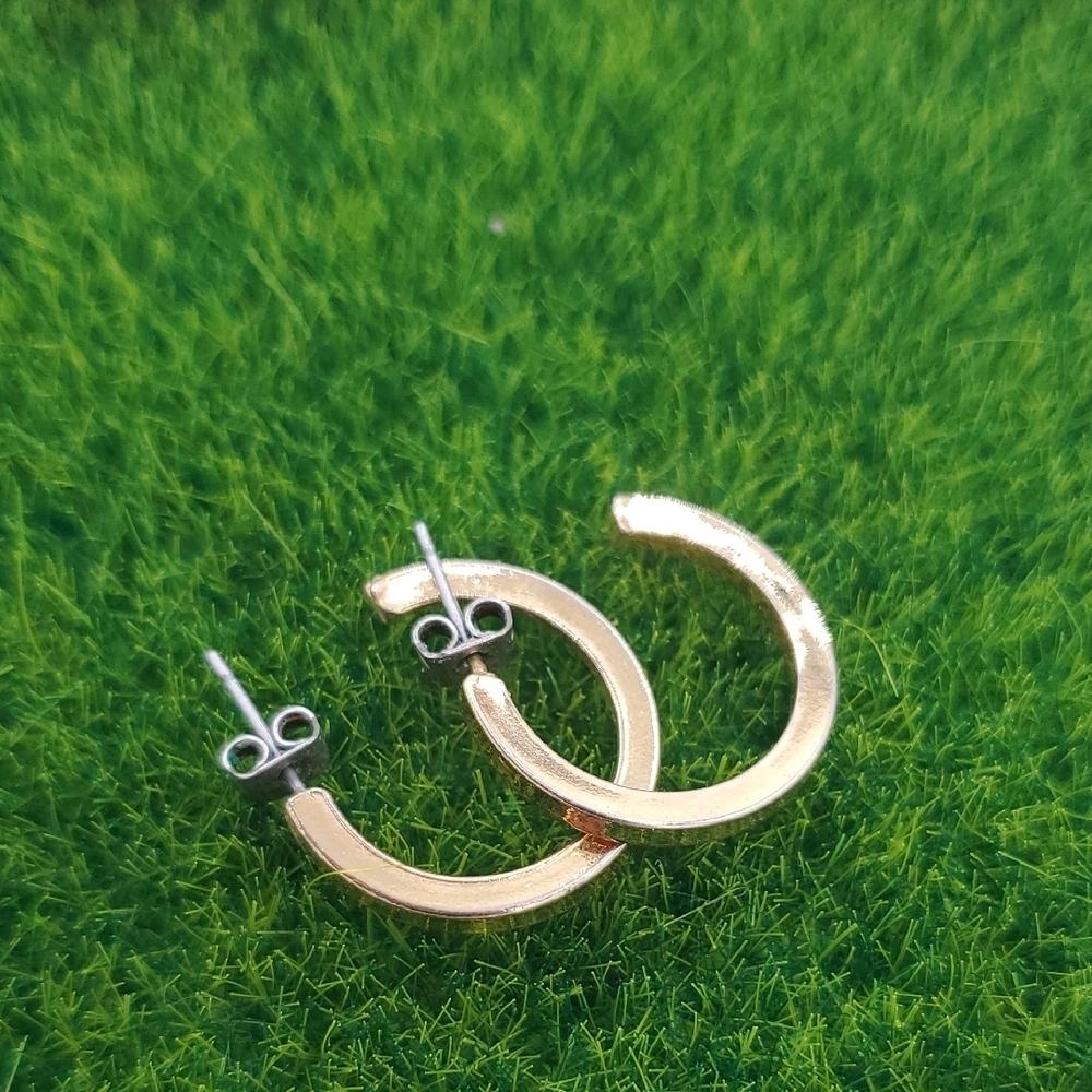 E1002 Elegant Gold Tone Hoop Earrings